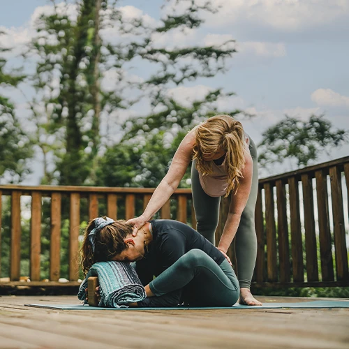 Retreat leader helps guest meditate _ Belize Retreats