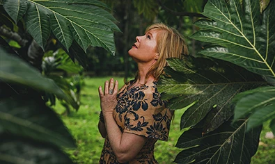 Retreat leader leads meditation in the jungle _ Belize Retreats